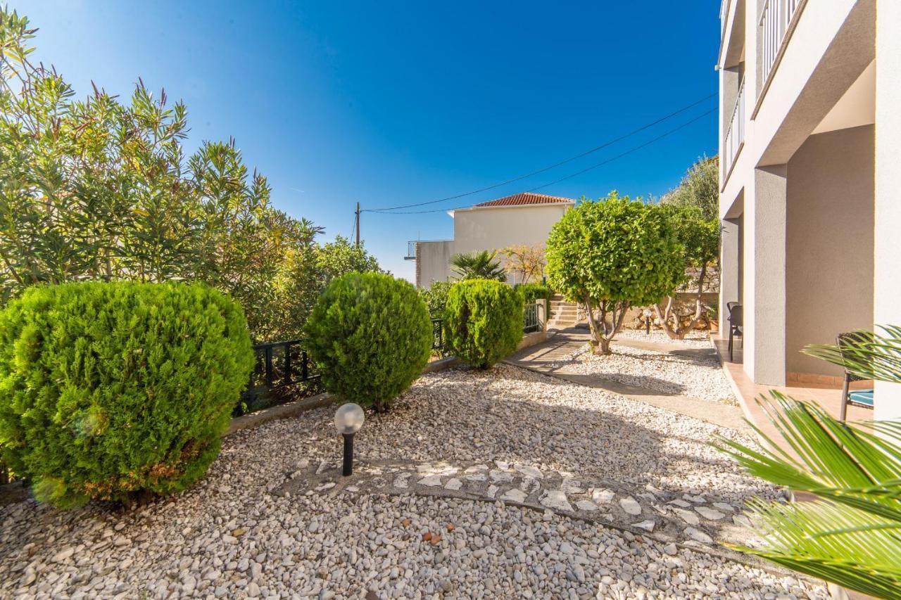 Apartments By The Sea Brist, Makarska - 11078 Esterno foto